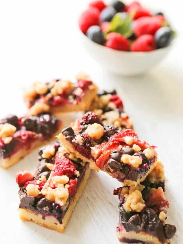 Crumble Bars Packed with Mixed Berries and Chocolate!