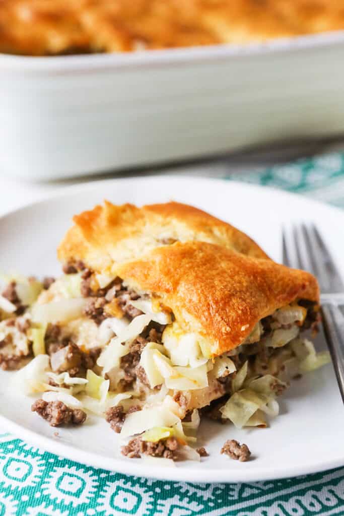 portion de casserole de runza sur une assiette avec une fourchette