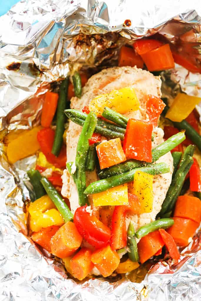 cooked chicken in foil with peppers and green beans