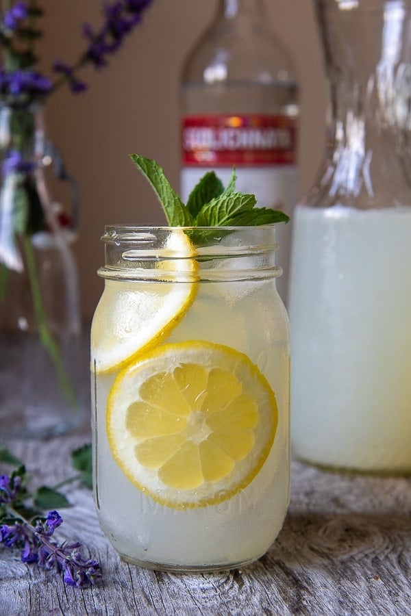 mason jar of vodka lemonade