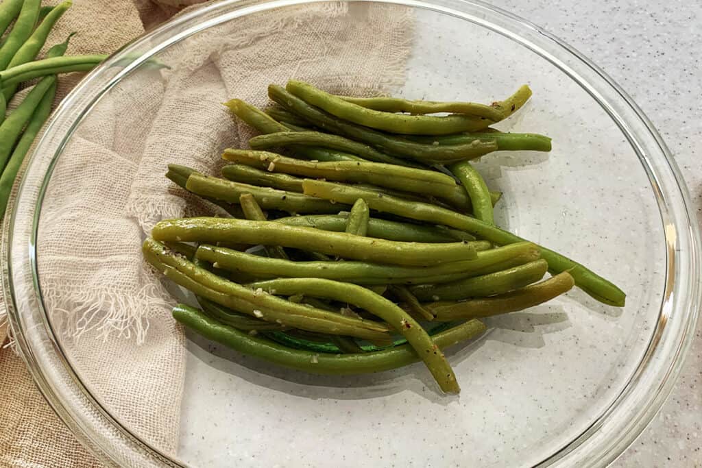 Plate of cooked grean beans ready to serve. 