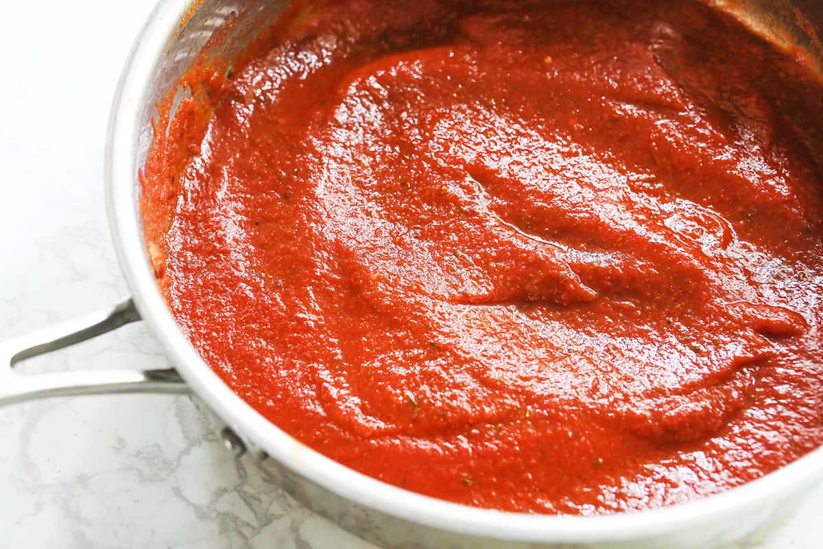 Pan of cooked, smooth spaghetti sauce.