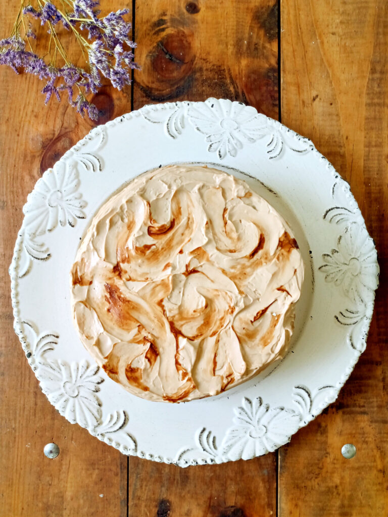 Pastel de cafe on a decorative white plate. 