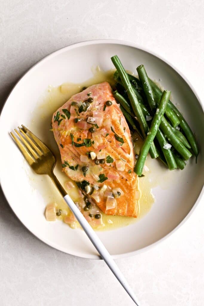 Salmon and green beans on a plate. 